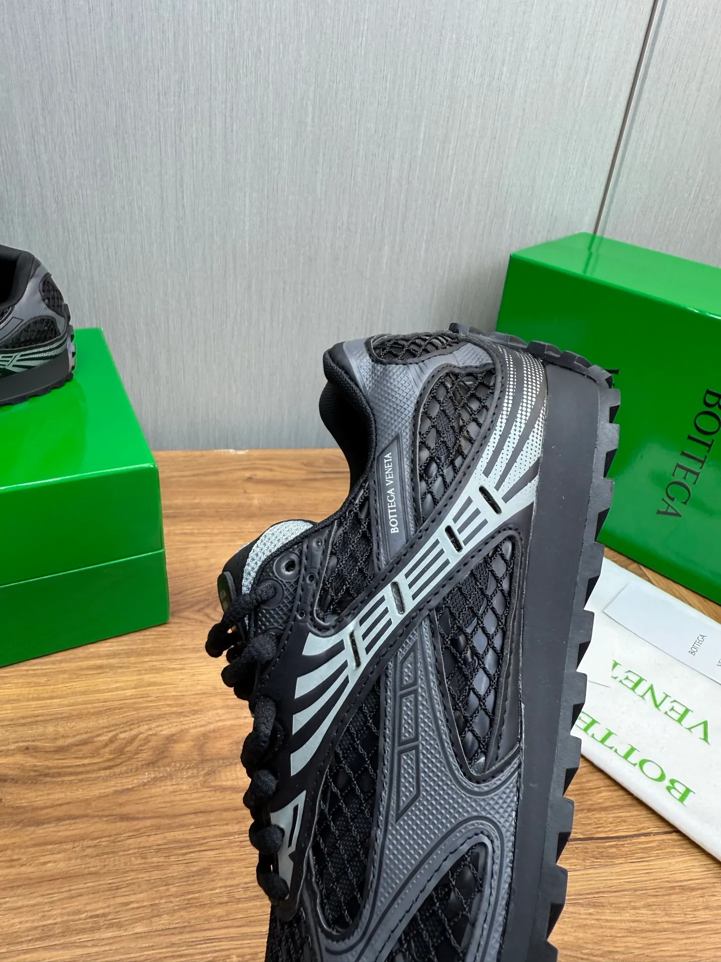Men's men's shoes 💰620💰 BV top version 𝘽𝙊𝙏𝙏𝙀𝙂𝘼 𝙑𝙀𝙉𝙀𝙏𝘼 Orbit sneakers Wang Yibo same style couple style dad shoes 🩷💚 Runner sneakers, made of lightweight technical mesh fabric. Features a geometric patterned rubber outsole. Pay attention to the package craftsmanship ❕ High version shipping ❗️ Very nice, durable to play with and durable to make ✔️ Standard version 💯💯 The outsole is made of color-blocked TPU outsole. Women’s model 35-41 (40 41 customized) Men’s model 39-46 (45.46 customized) Equipped with original packaging
